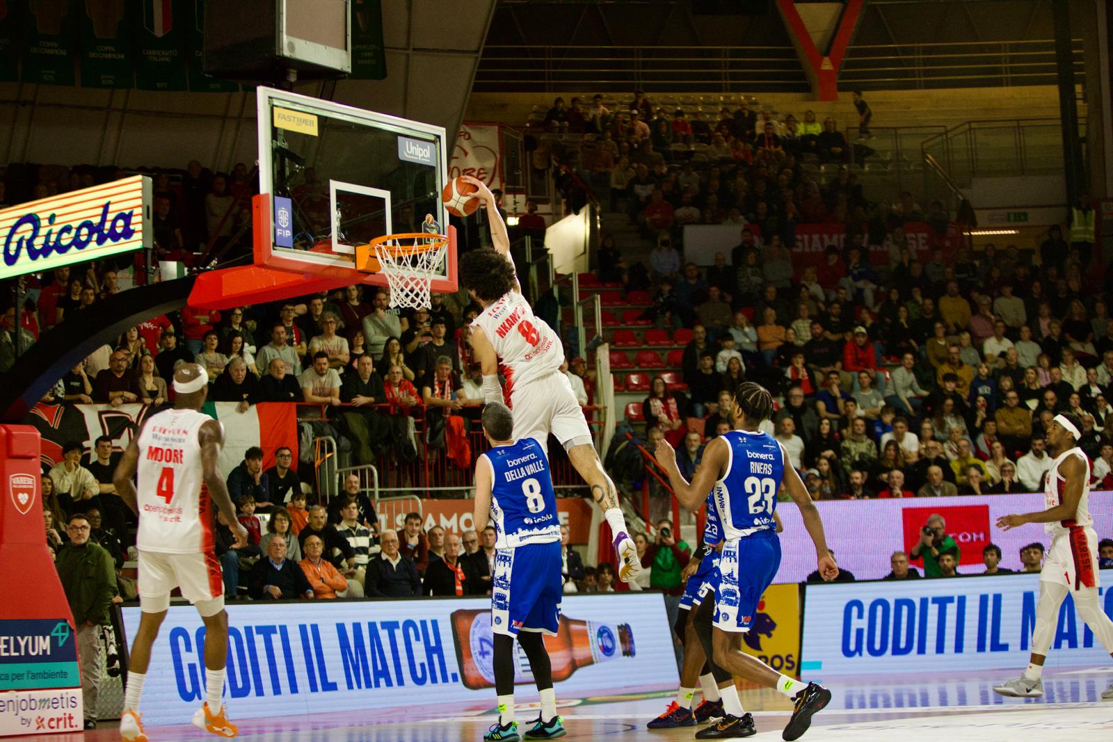 Pallacanestro Varese, al via la missione Udine: Nkamhoua arriva nel pomeriggio. Simms si allontana