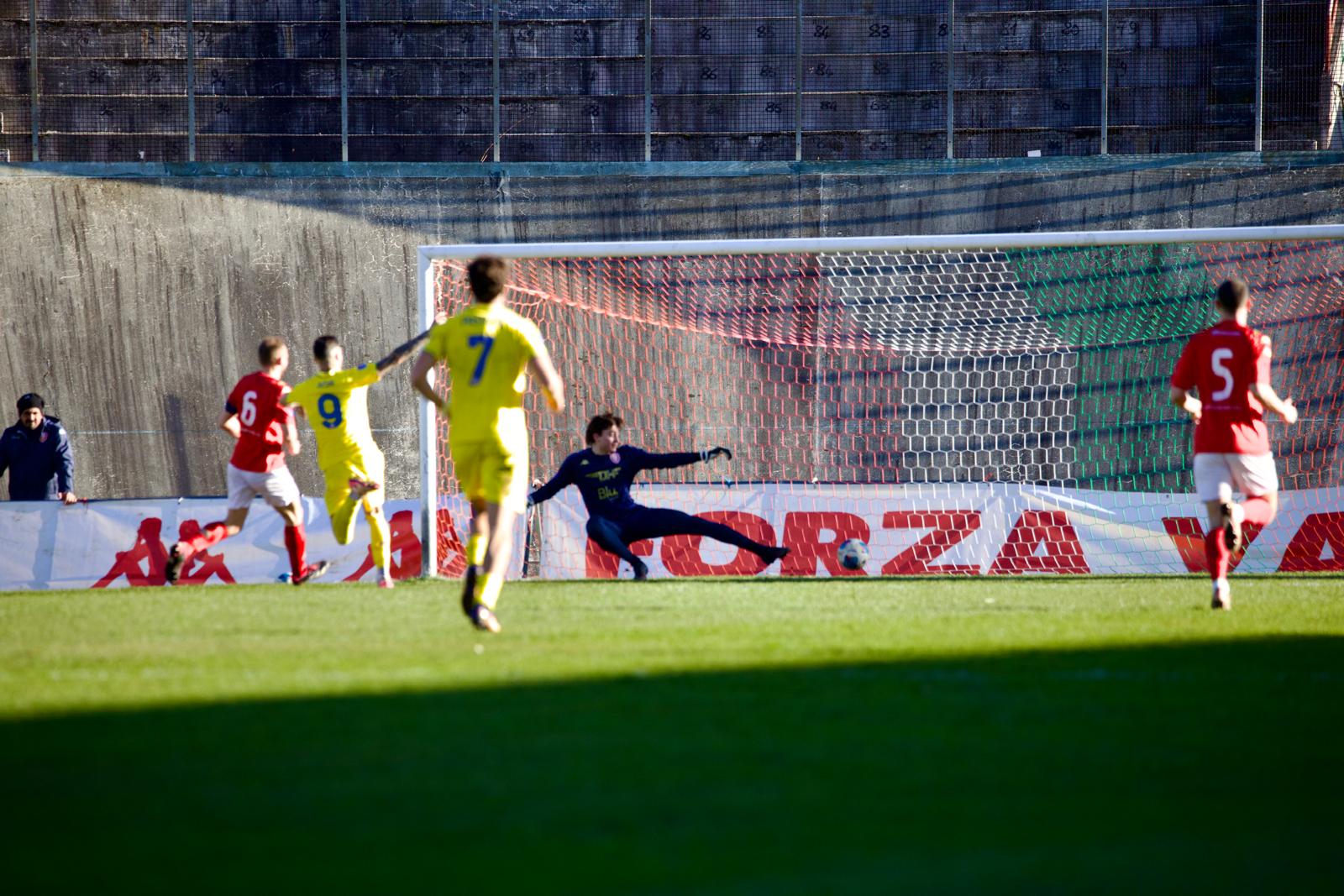 È un Varese acerbo, il Ligorna lo sa e lo punisce (1-3). La Curva chiama la squadra: cori e applausi di sostegno