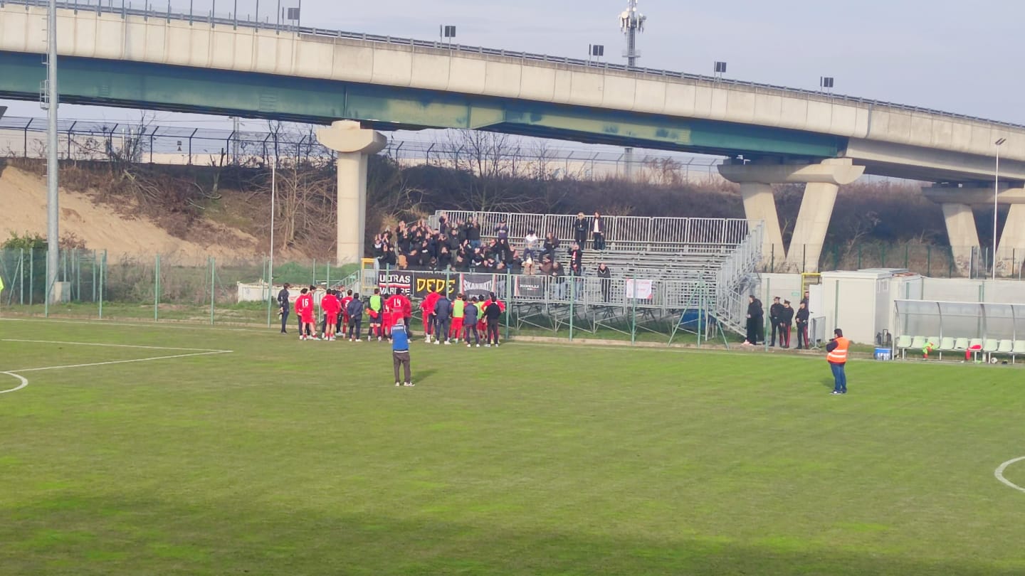 La NovaRomentin umilia il Varese: 3-1 che scatena la rabbia della Curva