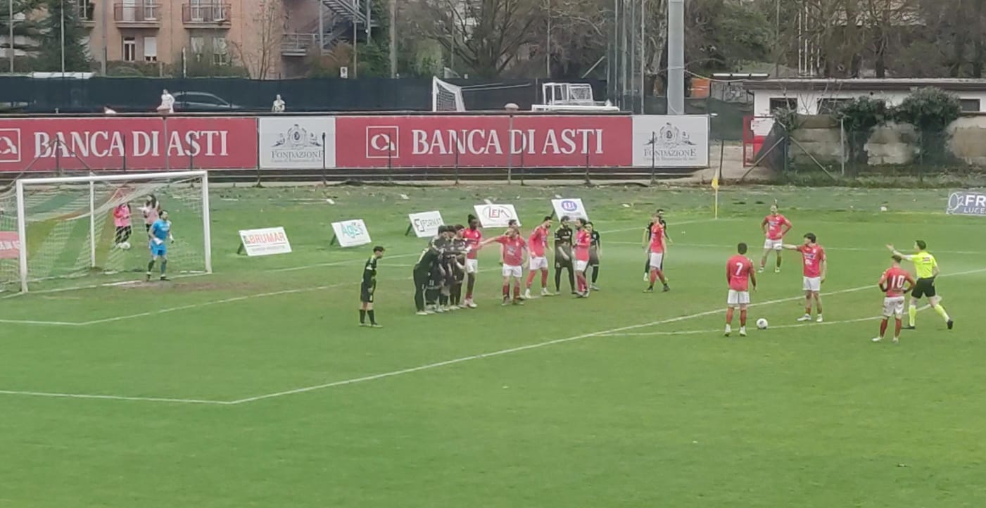 La testa di Sovogui e la faccia di Taina: il Varese domina, soffre e vince 1-0 ad Asti