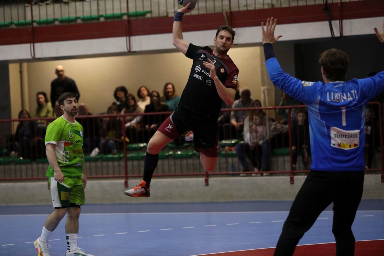 Pallamano Cassano Magnago, con Conversano partita trappola. Occhio a Marko Curcic