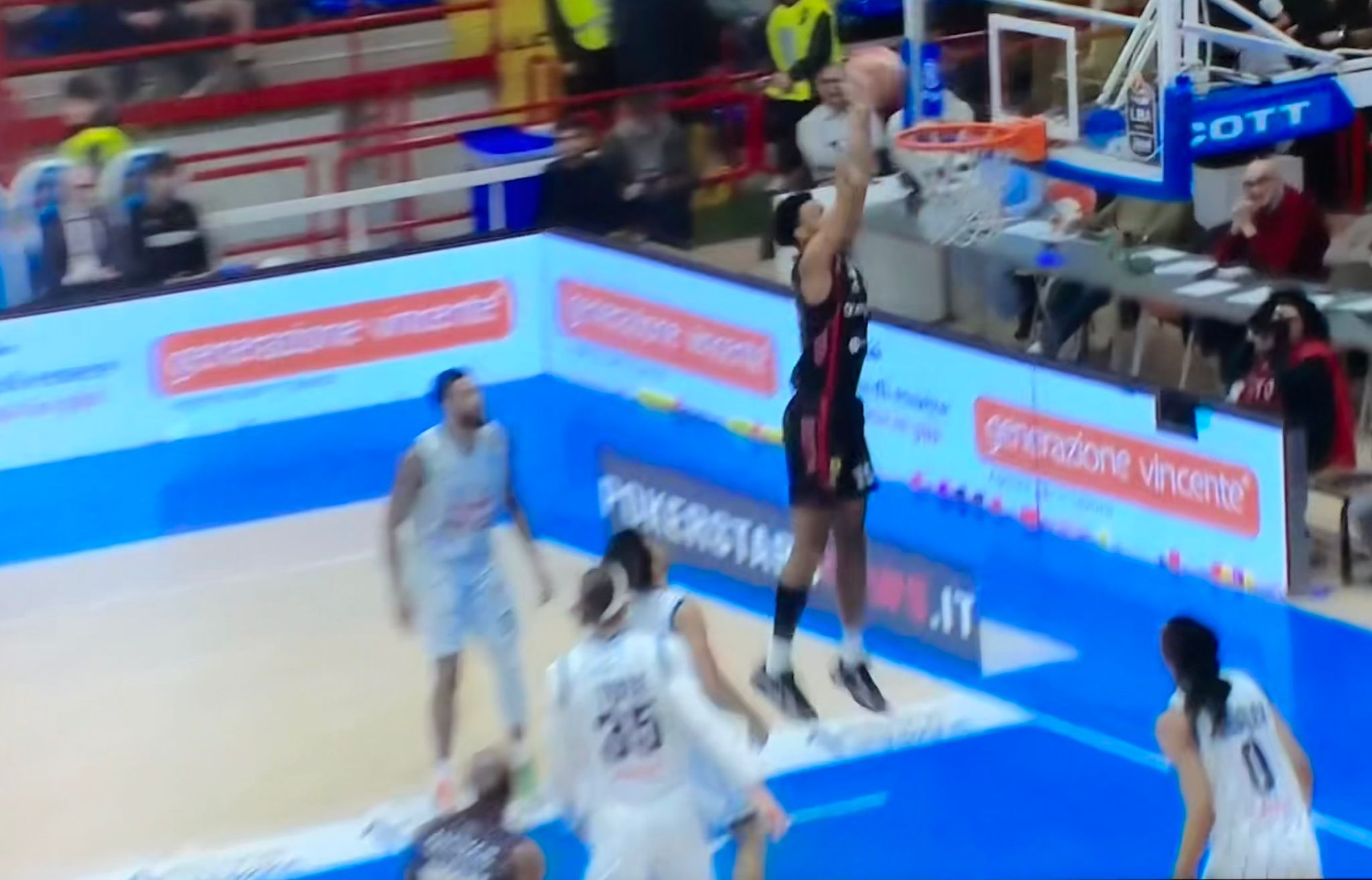 Varese, serata da dimenticare a Napoli: pesante sconfitta per 104-75