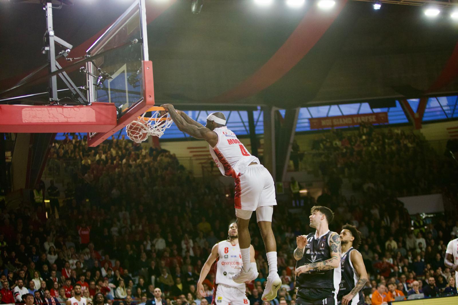 E’ un sabato sera fantastico: Varese doma Tortona trascinata da Iroegbu. Finale 97-87