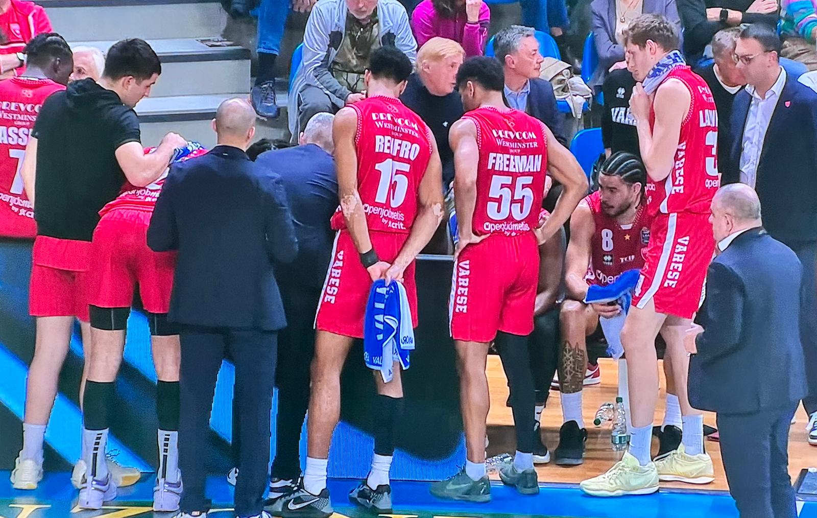 Dopo il “quintettone”, la zona: Kastritis muta la sua Pallacanestro Varese, sempre più pericolosa e imprevedibile