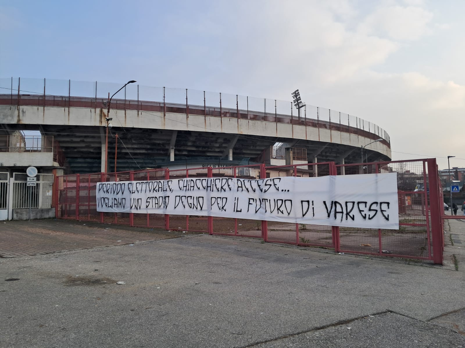 “Vogliamo uno stadio degno per il futuro del Varese”. Tifosi in campo con i cori sugli spalti della Curva