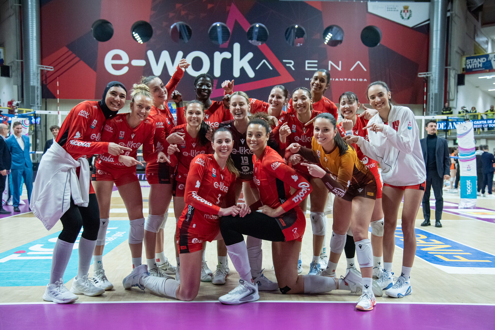 Vittoria e commozione alla e-work arena: la UYBA batte 3-2 Macerata e celebra l’addio al volley di Diouf e Gennari