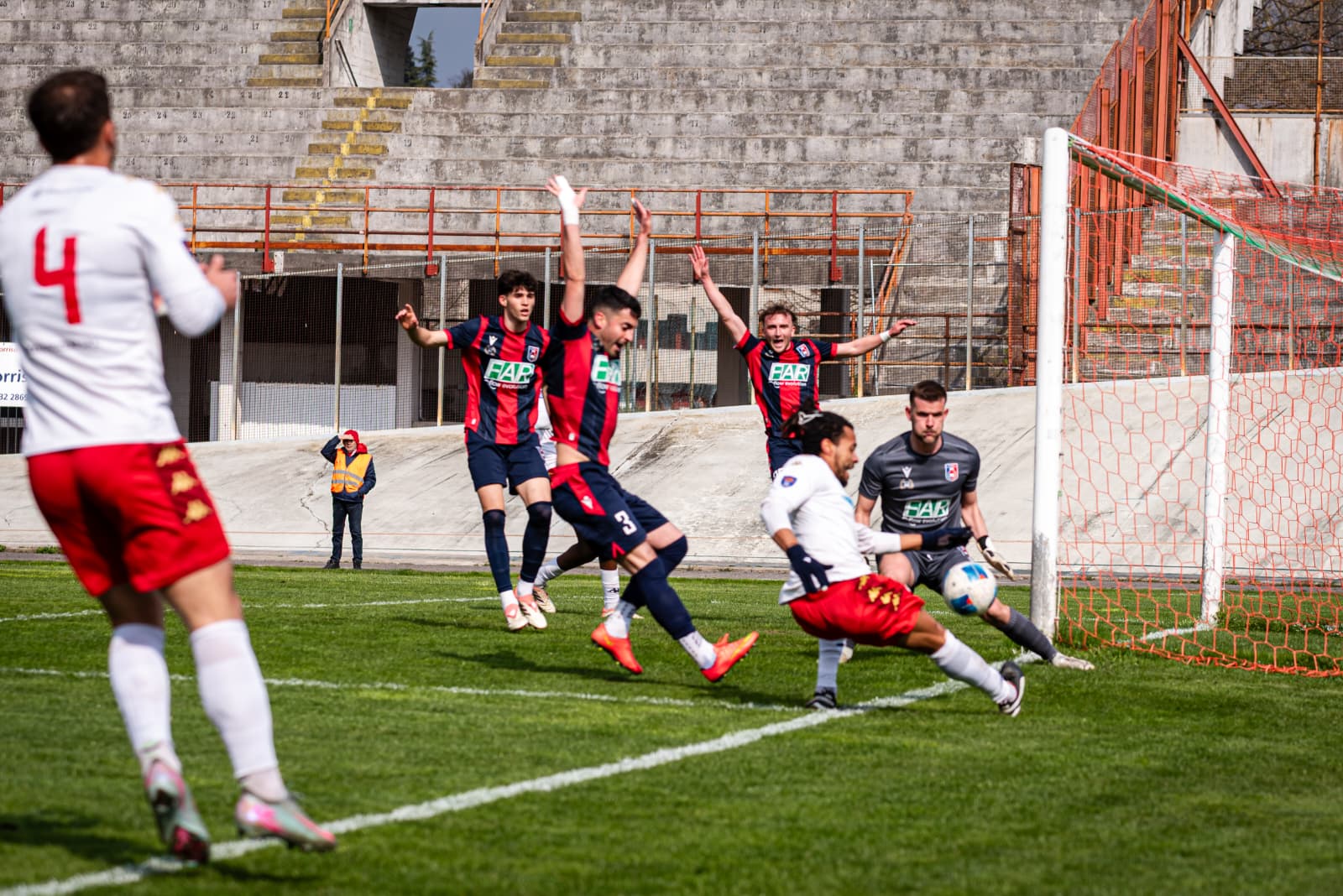Il Gozzano s’imbuca al compleanno del Varese e rovina la festa: 2-2 all’Ossola