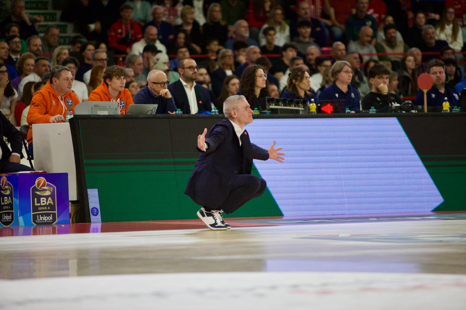 Kastritis: “Vittoria importante nonostante Sassari abbia dominato a rimbalzo”. Mrsic: “Finale di partita non deciso dai giocatori”