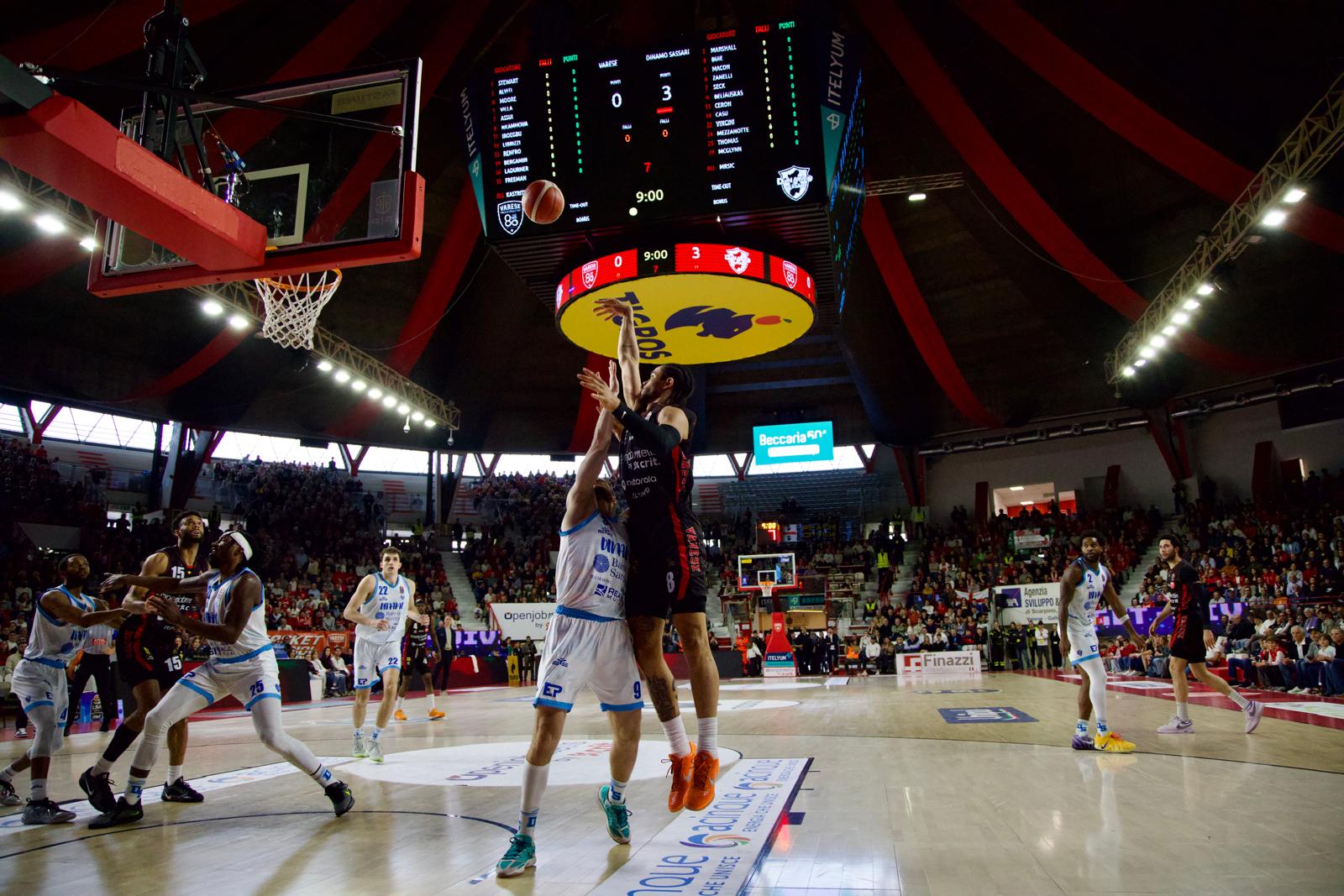 Iroegbu trascina Varese, Sassari punita all’ultimo assalto: 91-90