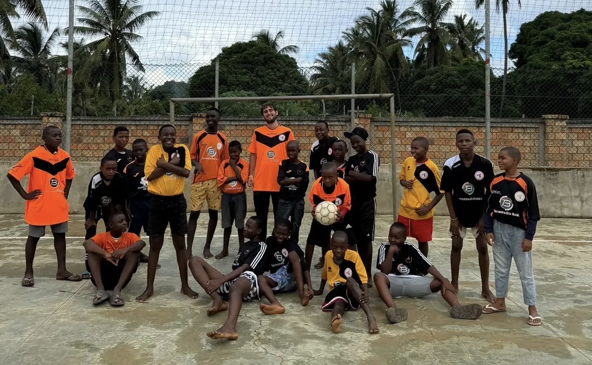 OSS Mezzana “sbarca” in Mozambico: donate maglie gara