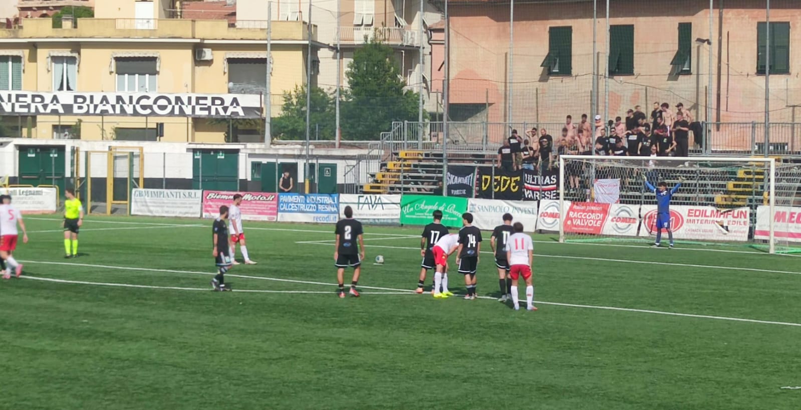 Il rigore di Tentoni al 92′ manda il Varese ai playoff contro la Biellese. Applausi ad una coraggiosa Lavagnese che cede 2-3