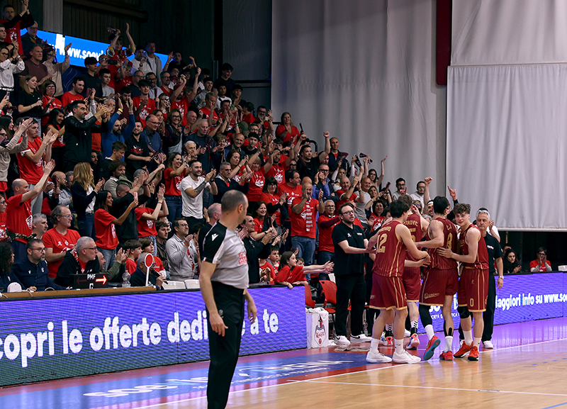 Legnano Knights, il sogno continua: Livorno ko 78-68. Si va a Gara 5