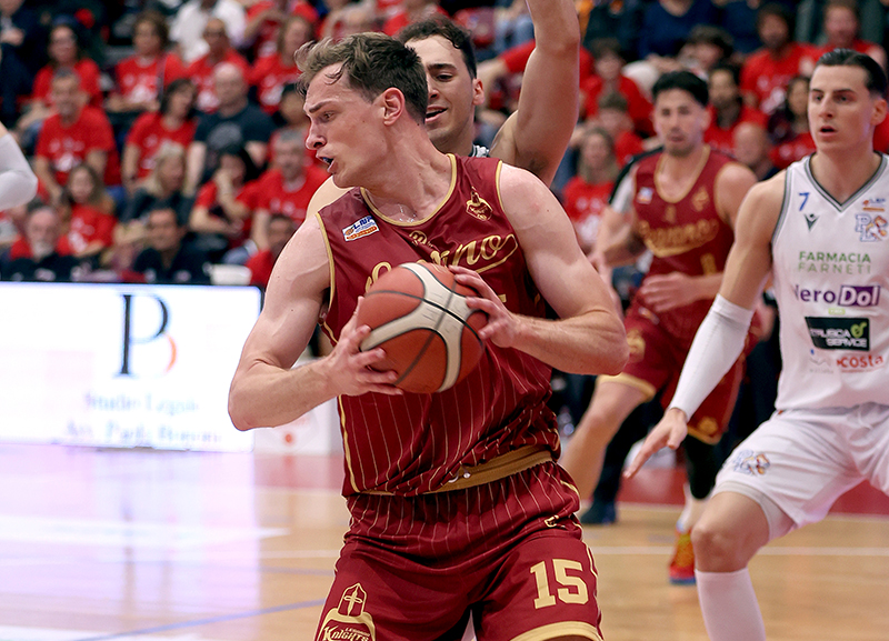 Legnano c’è: l’88-81 davanti ai 2000 spettatori del PalaBorsani consente ai Knights di riaprire la serie con Livorno