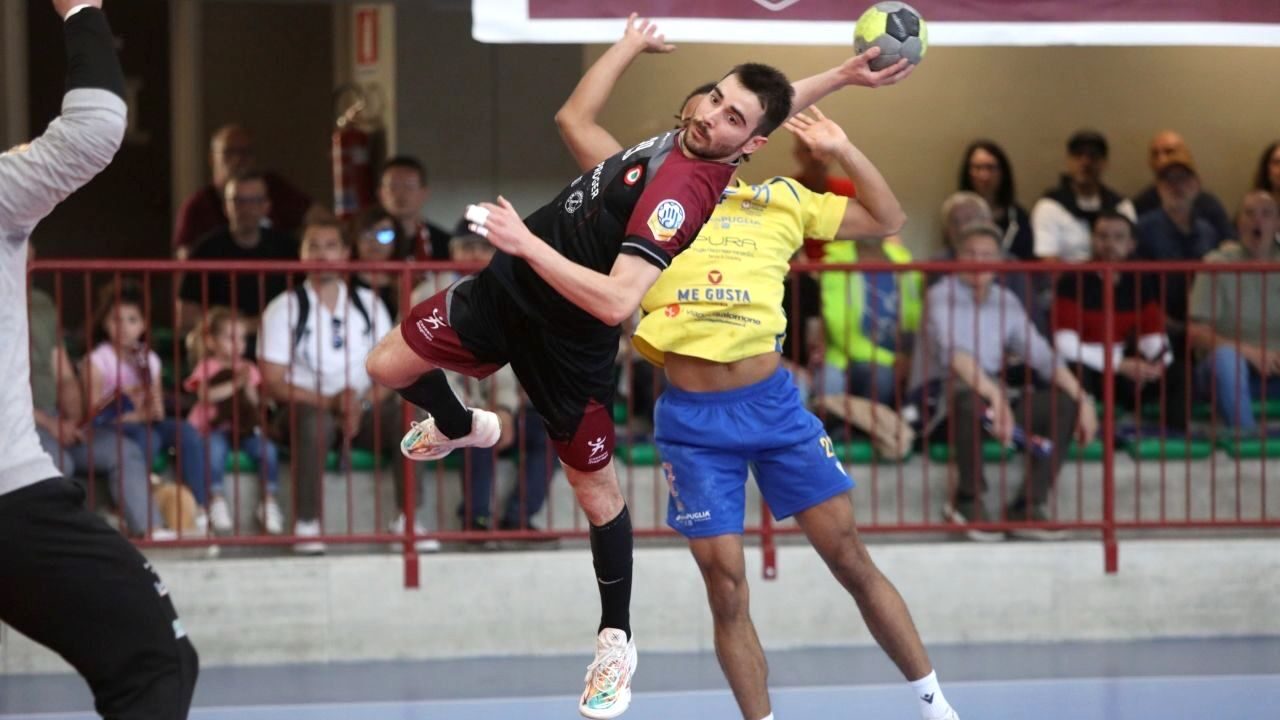 Pallamano Cassano Magnago, buona la prima: Fasano ko 33-27