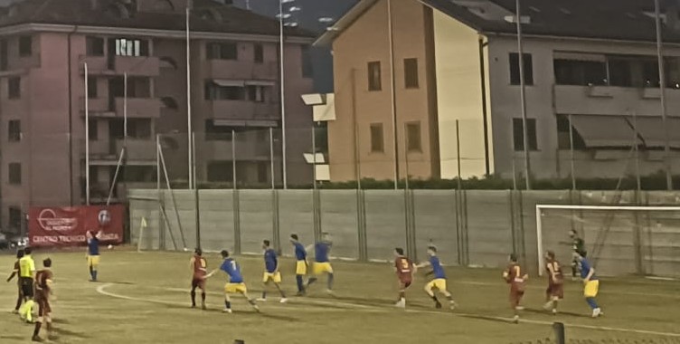 Bosto da sballo! Palma all’89’ piega la Robur (2-3) per una vittoria pesantissima. Giardini: “Gruppo forte” – VIDEO