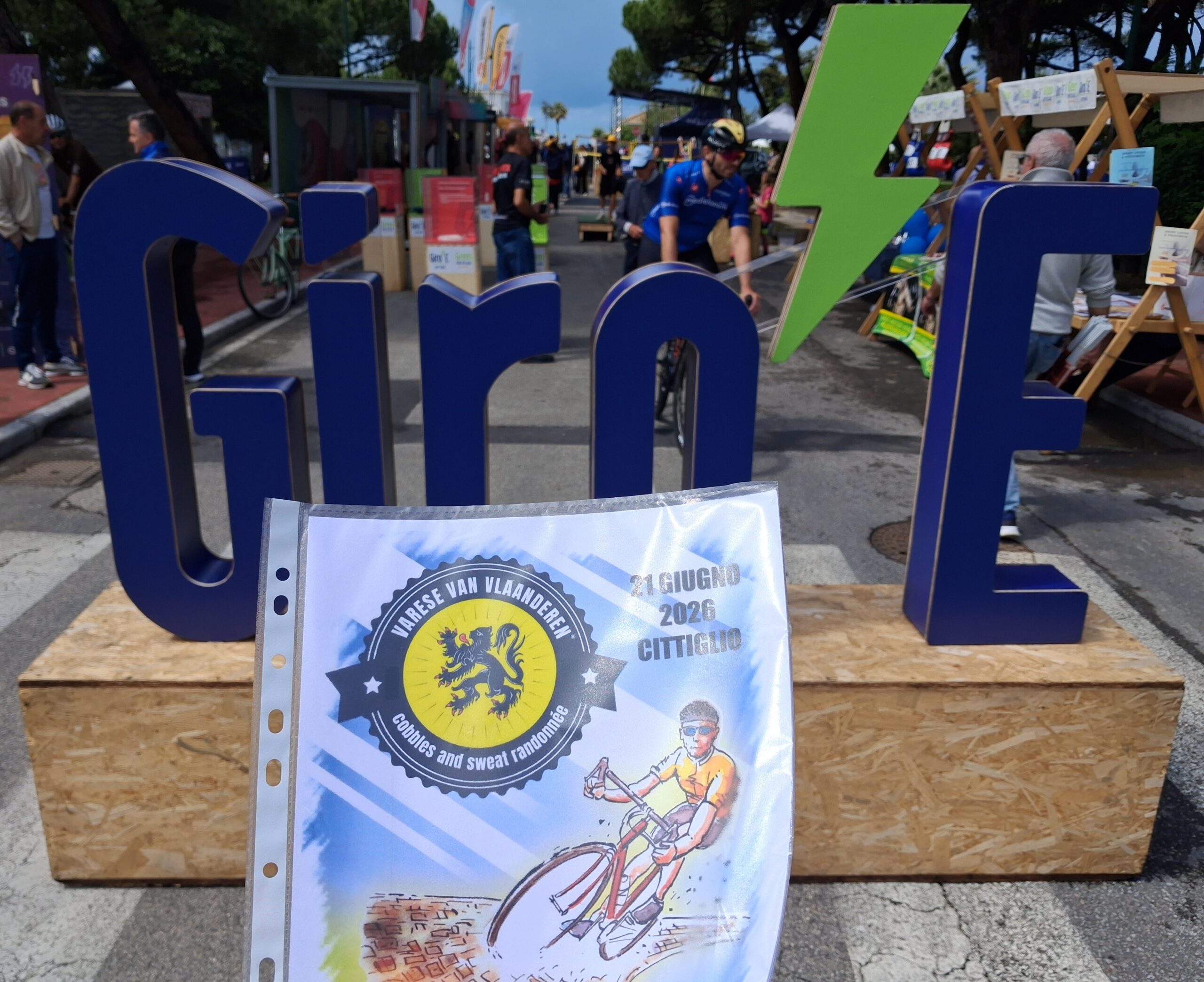 Varese Van Vlaanderen scalda i motori: stand promozionale ad Angera nel giorno del Giro-E