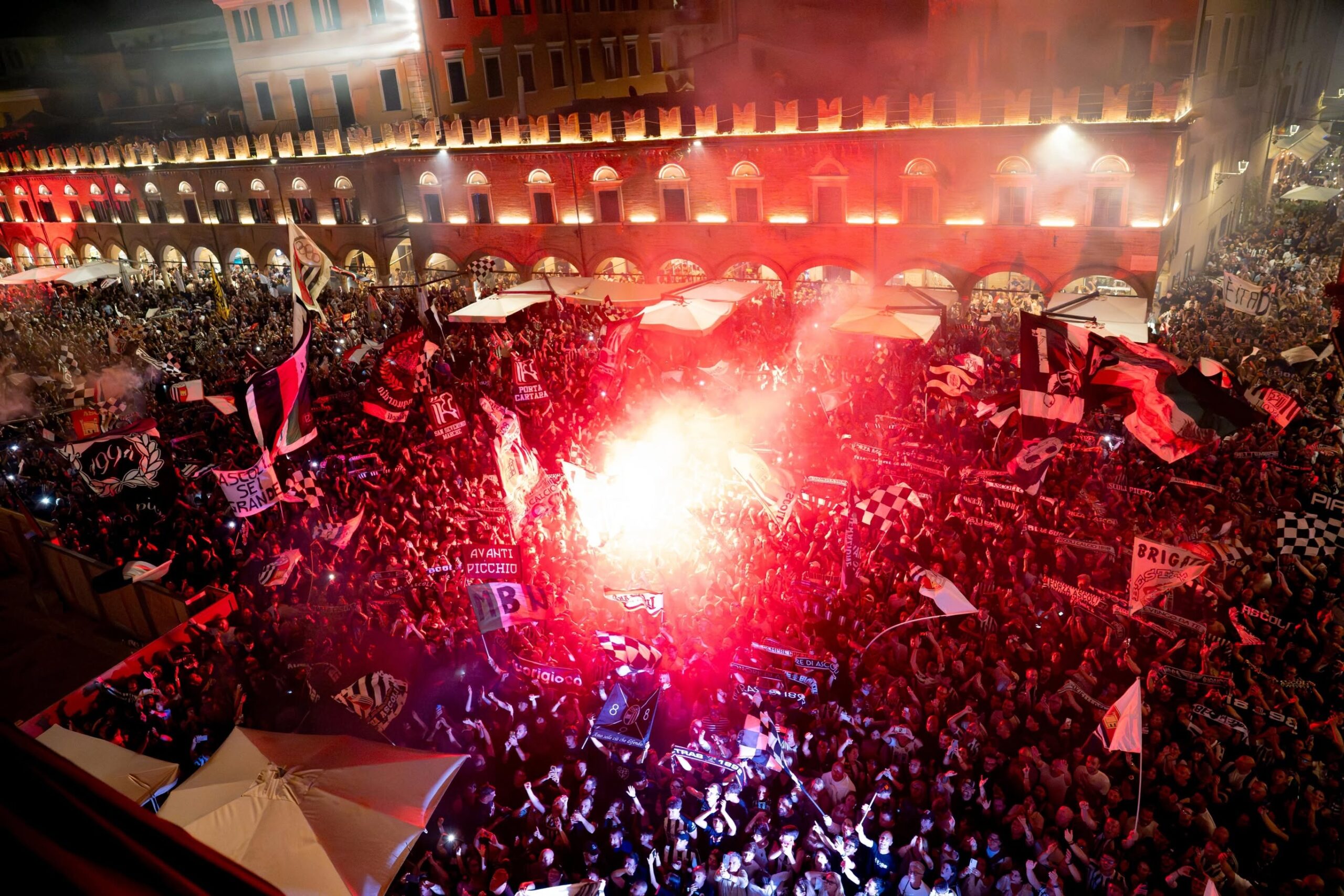 Euphoria: l’Ascoli schianta il Brescia e sale in B (3-0). Delirio in Piazza del Popolo per la Regina
