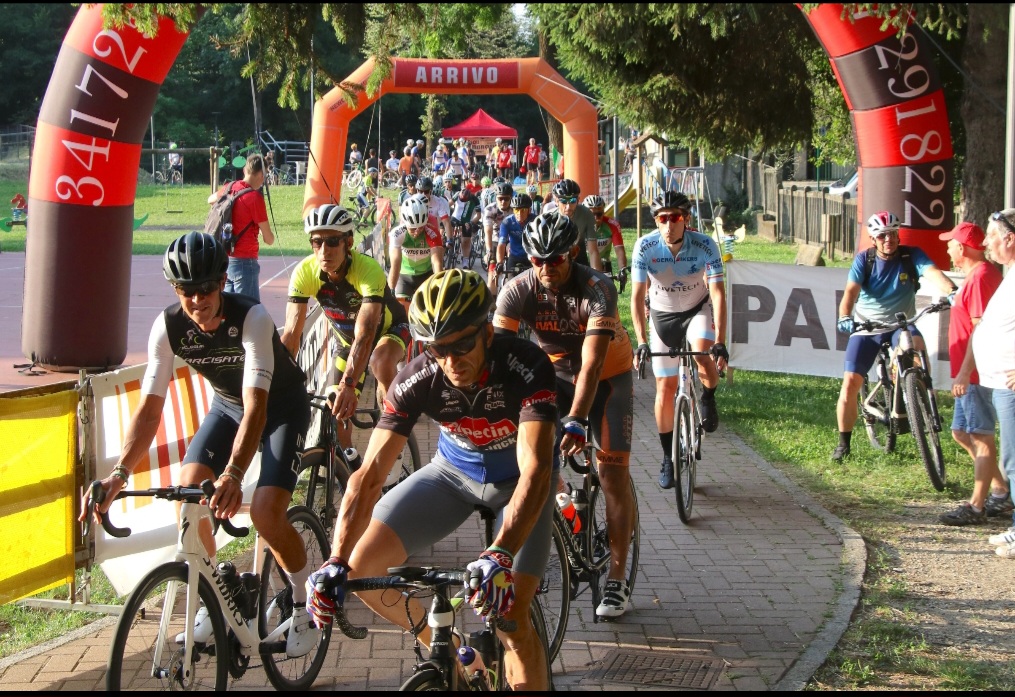 Il caldo non ferma le emozioni: in 322 pedalano alla Varese Van Vlaanderen