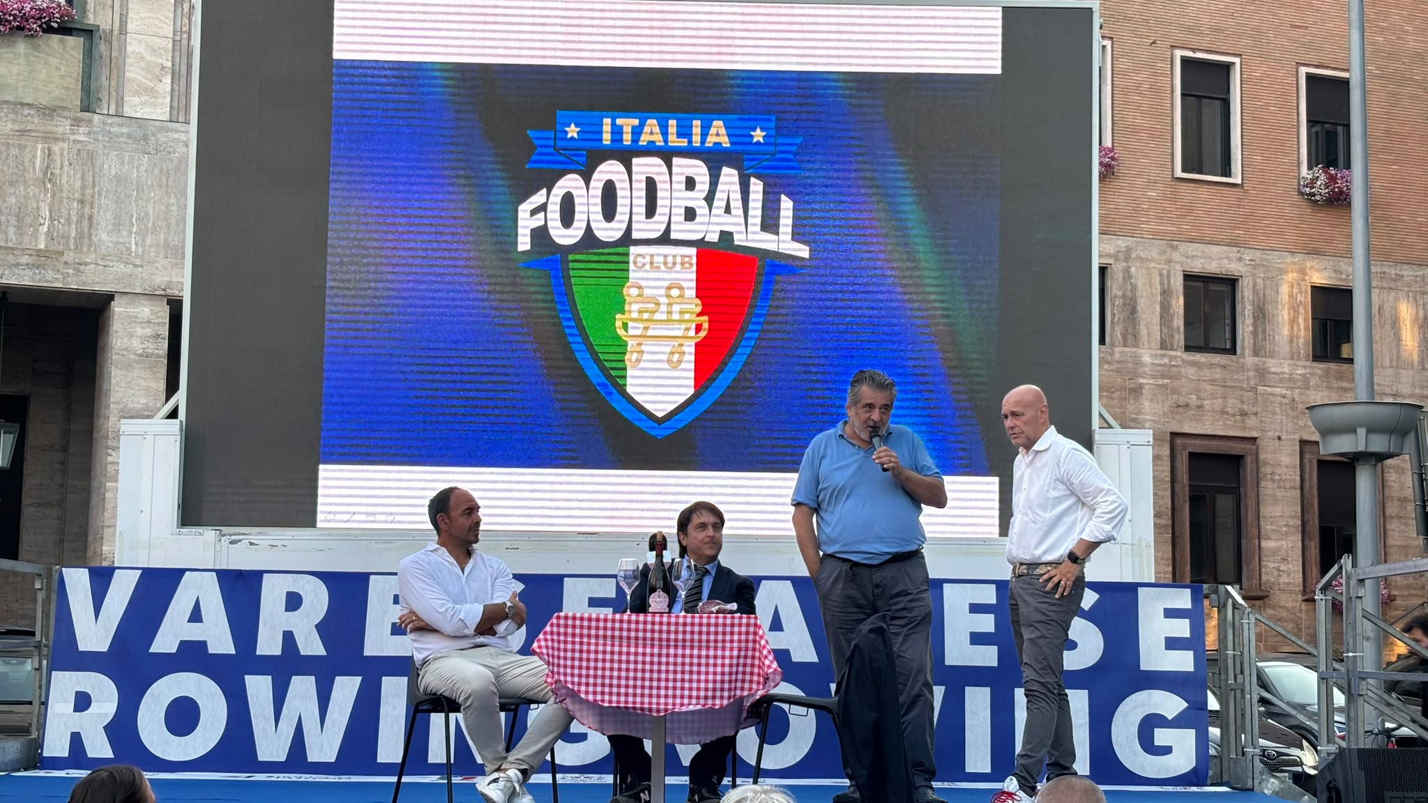 La partita dell’Italia Foodball Club inaugura l’Euro Rowing Village di Varese: “Ci vediamo nel lago più bello del mondo”