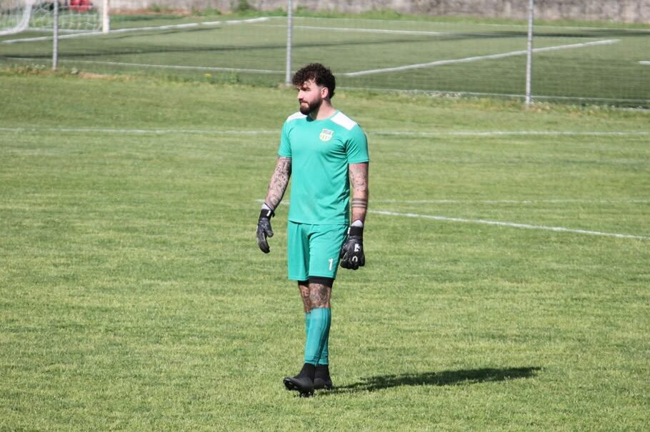 La passione gialloblù del guardiano Marco Perna: “A Brebbia è come se fossi di casa, quest’anno vogliamo i playoff”