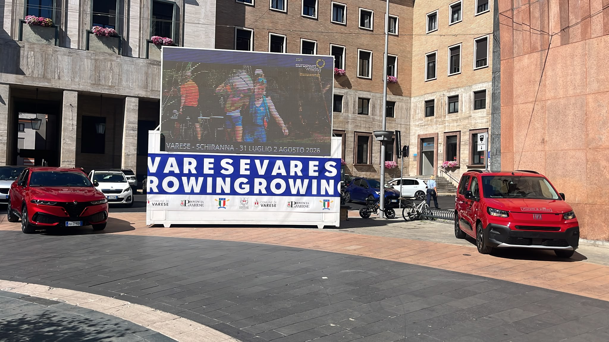 Euro Rowing Village, Piazza Monte Grappa prende vita: installato il maxi schermo verso il via degli Europei di Canottaggio