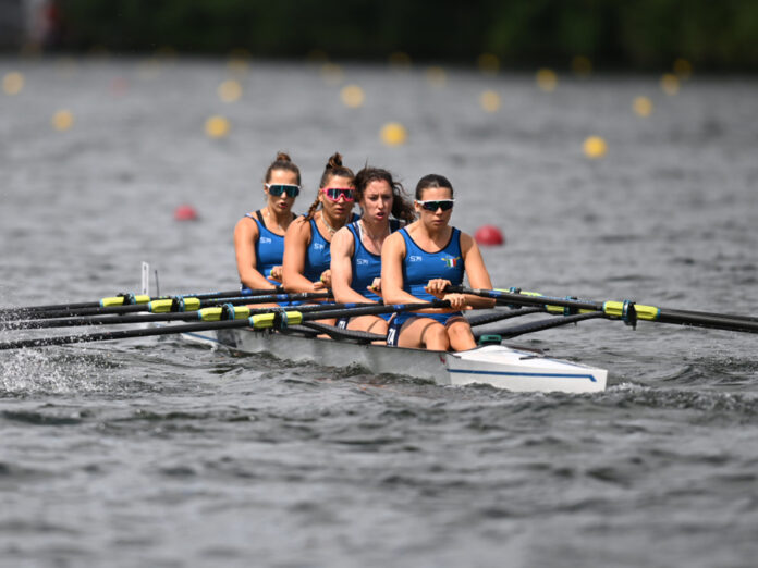 (ph Julia KowacicCanottaggio.org) il quattro di coppia femminile in azione a Duisburg