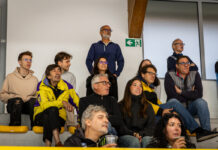 Facce da… Acinque Ice Arena: il primo abbraccio vincente del popolo giallonero ai Mastini