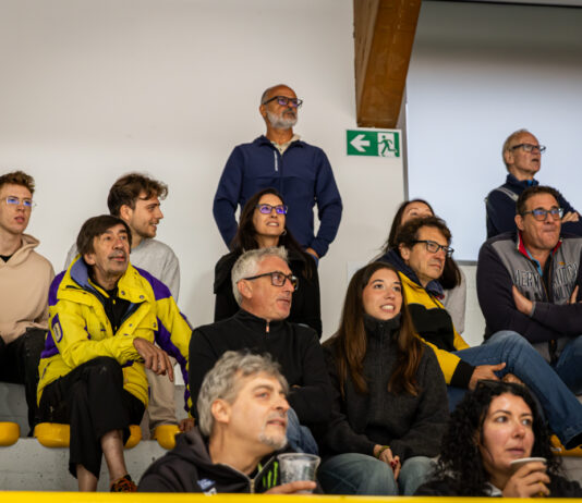 Facce da… Acinque Ice Arena: il primo abbraccio vincente del popolo giallonero ai Mastini