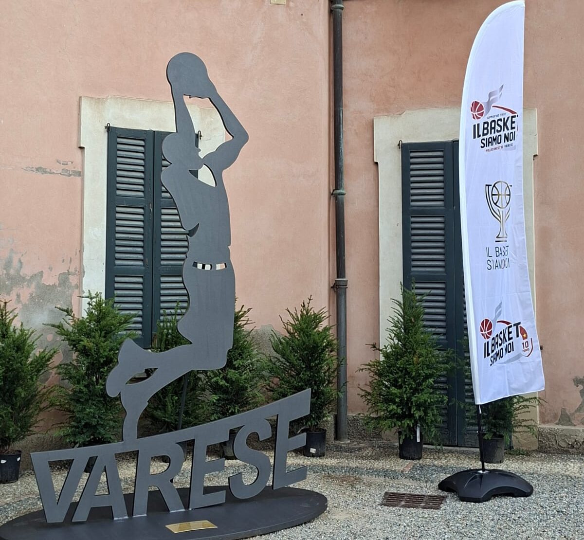 Una statua per la Pallacanestro Varese ai Giardini Estensi grazie a Il Basket Siamo Noi