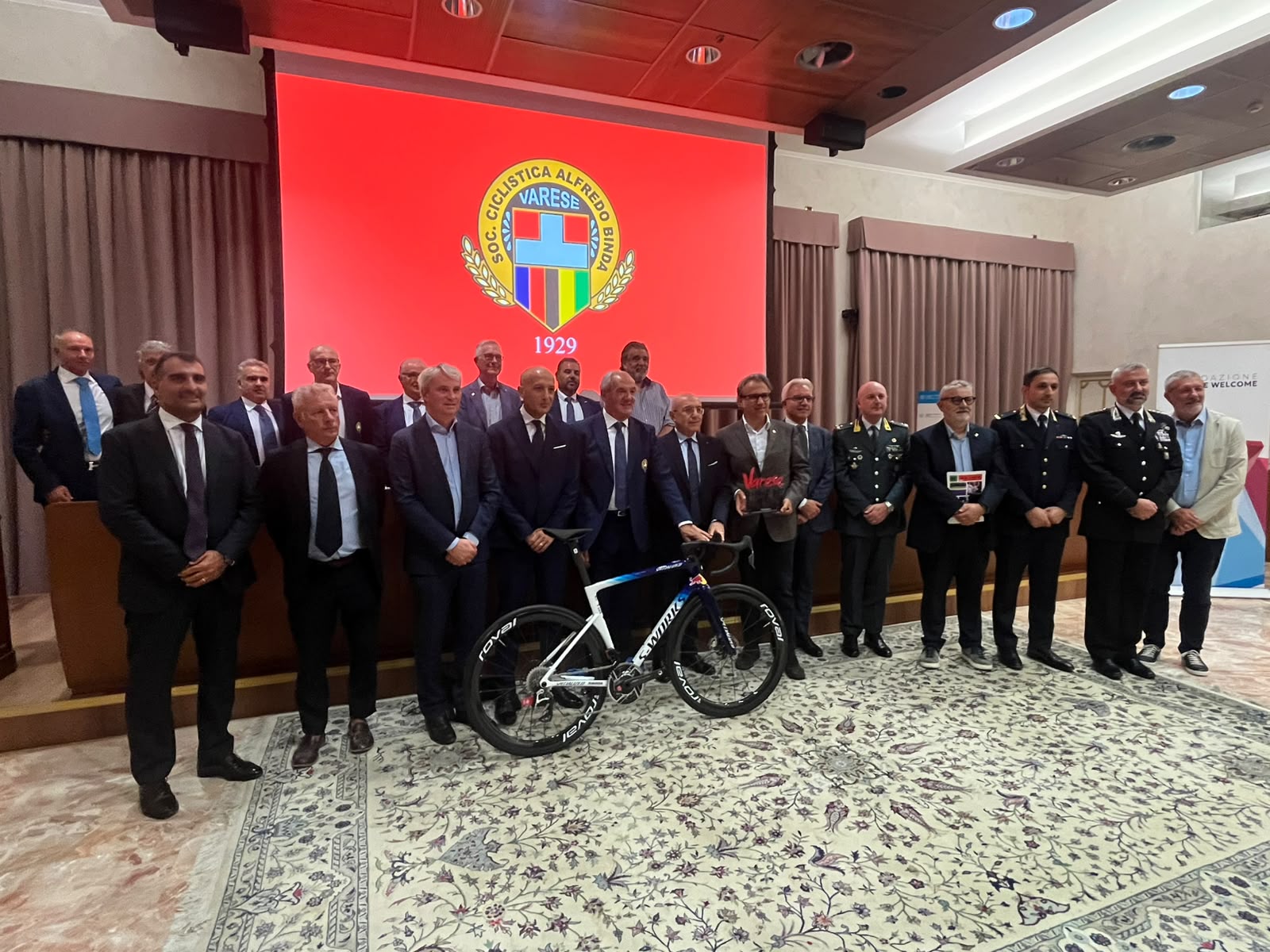 Il grande boom della Tre Valli Varesine, numeri da capogiro e sfilata di campioni: “La gara più sicura al mondo” – VIDEO