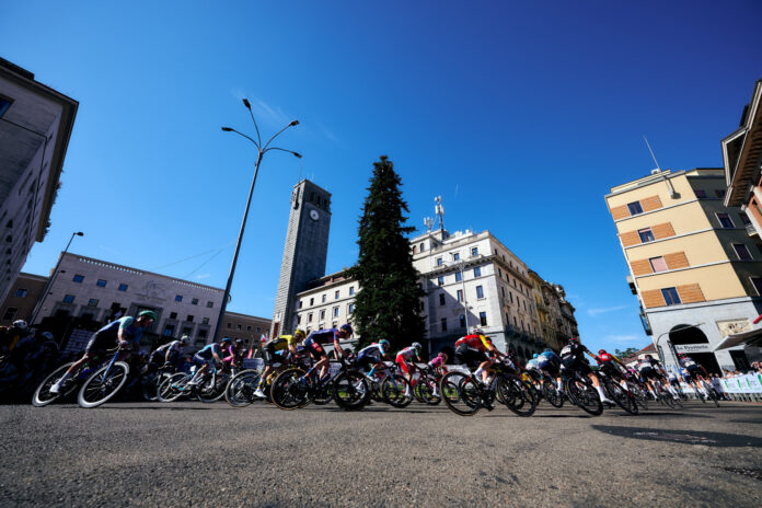Tre Valli Varesine 2025 - Passaggio in piazza Monte Grappa (Foto Mattia Ozbot)