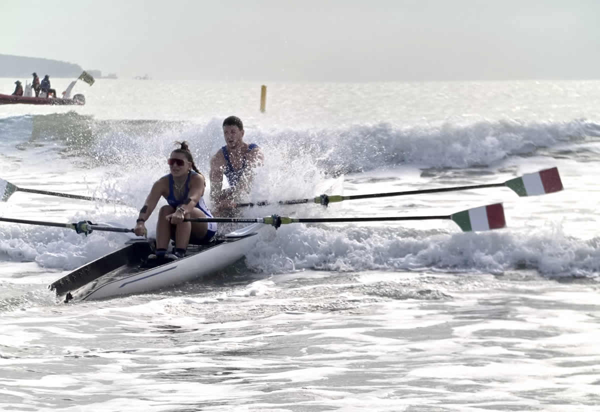 Mondiali di Beach Sprint: l’Italia vola con cinque barche. Davide Gazzola sconfitto dal greco Mouselimis
