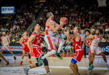 Il peso del campione, che condiziona ogni situazione e che cambia il finale di una serata in cui sono viste cose che voi umani…