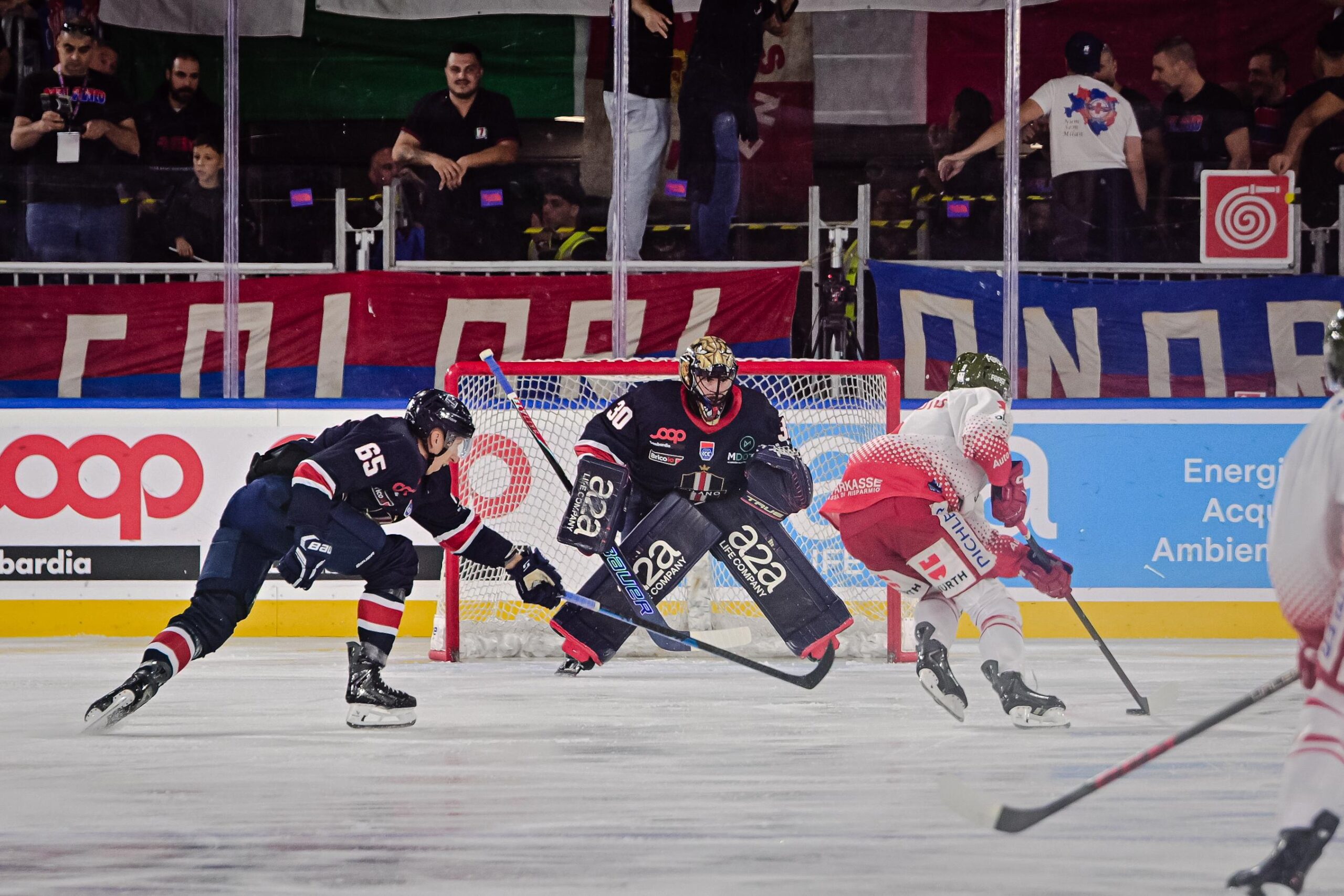 Cuore rossoblù e bolgia alla Fiera: Milano spaventa la capolista Bolzano, ma la beffa arriva all’overtime (3-4)