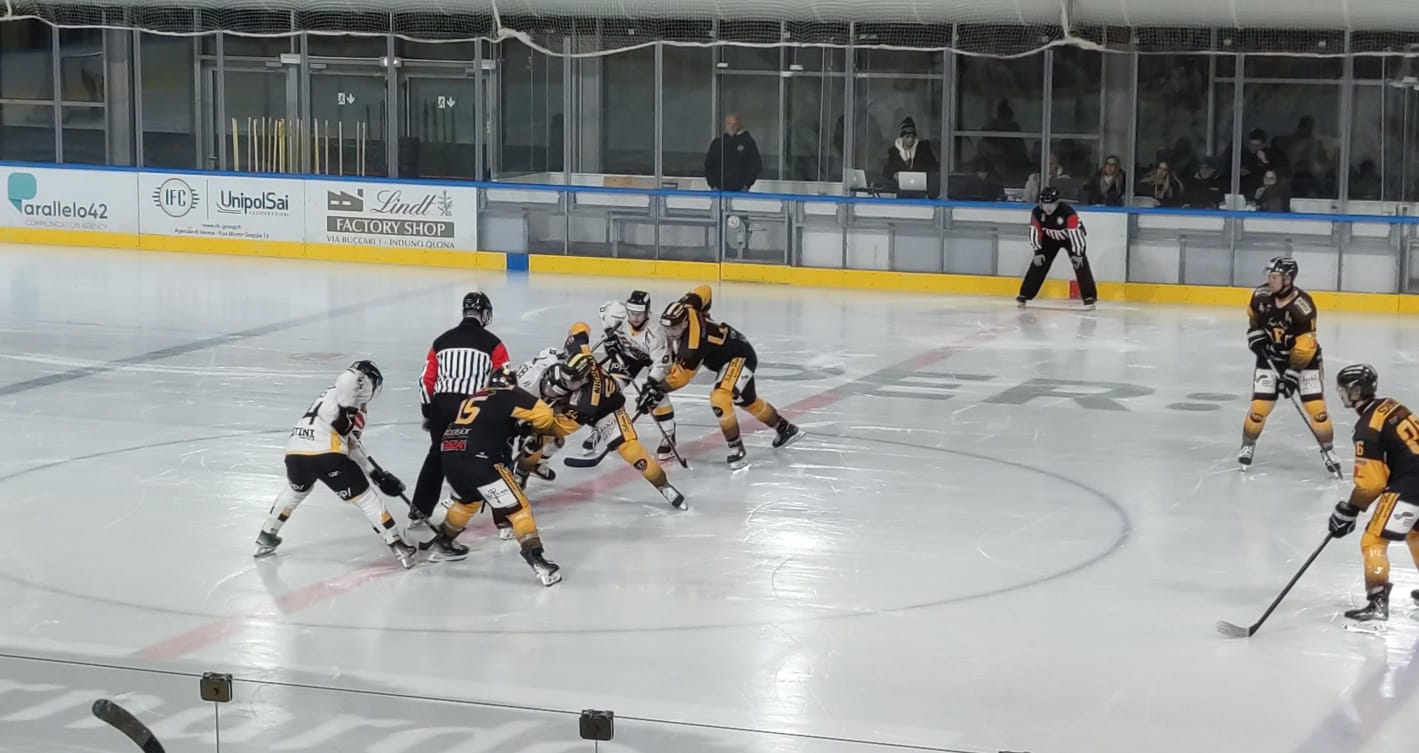 Ai Mastini piace complicarsi la vita, ma a Varese piace soprattutto vincere: il Fiemme capitola all’overtime (6-5)